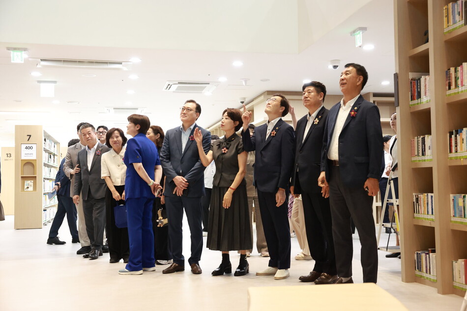 대구시의회 교육위원회가 재개관한 대구동부도서관을 찾아 시설과 이용 편의성을 확인하고 있다. 대구시의회 제공