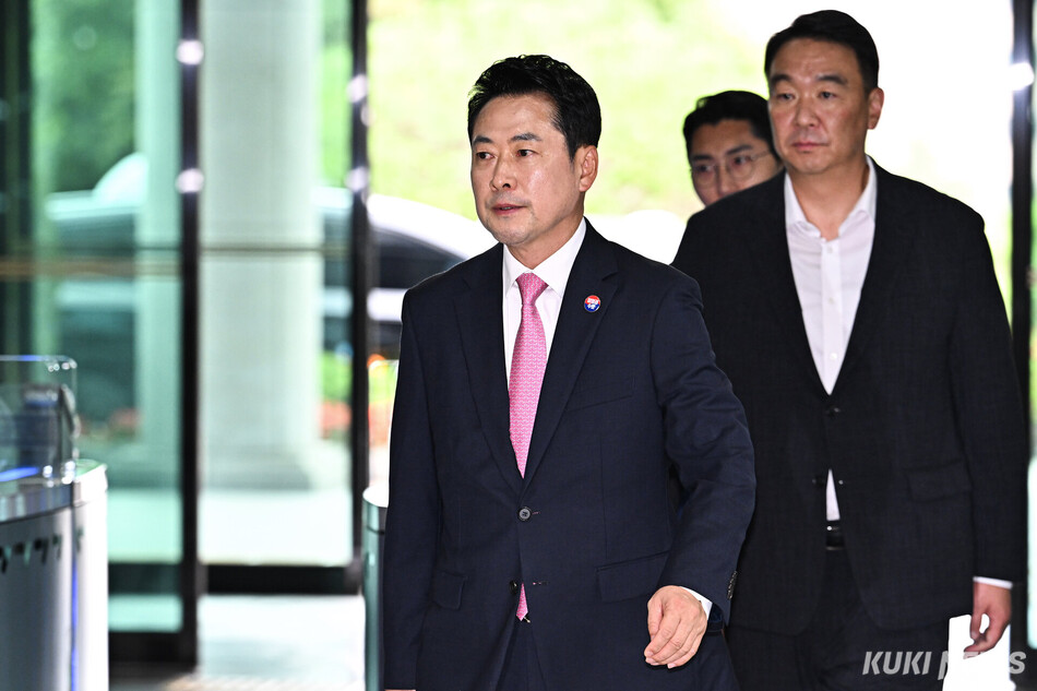 장동혁 국민의힘 대표가 27일 경기 과천시 중앙선거관리위원회에서 열린 6·3 지방선거 선거소청 심리 변론을 위해 출석하고 있다.