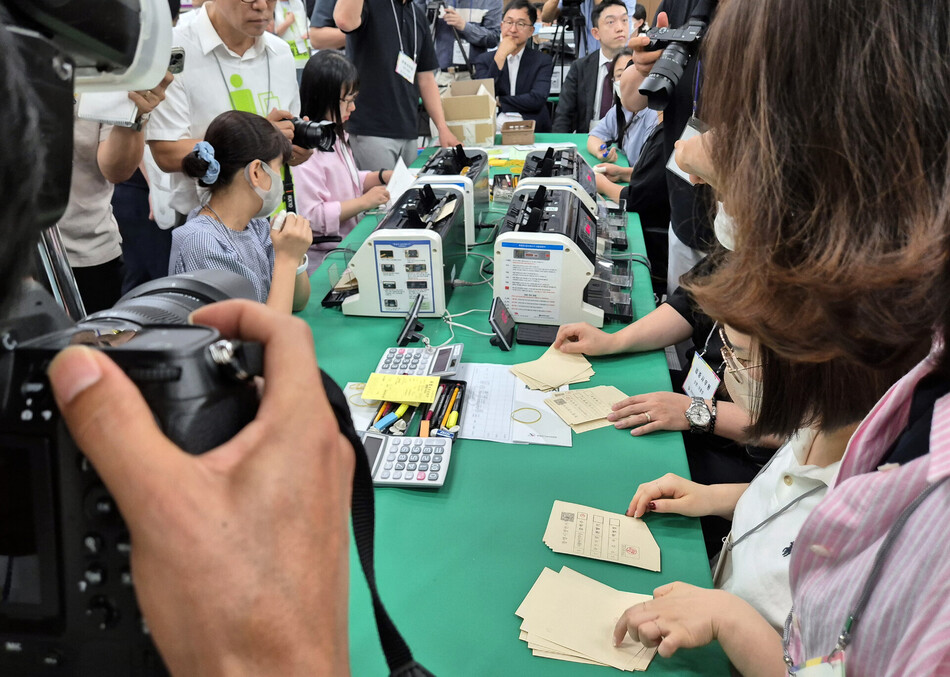 지난 27일 오후 경남도선거관리위원회에서 6·3 지방선거에서 44표 차로 당락이 갈린 경남 통영시장 선거에 대한 재검표가 진행되고 있다. 연합뉴스
