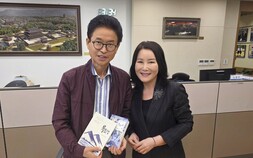 [전정희의 행간] 백일홍 꽃길 너머, 이철우 도지사실에 피어난 참된 스승의 향기