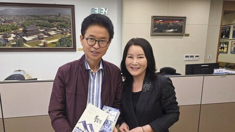 [전정희의 행간] 백일홍 꽃길 너머, 이철우 도지사실에 피어난 참된 스승의 향기