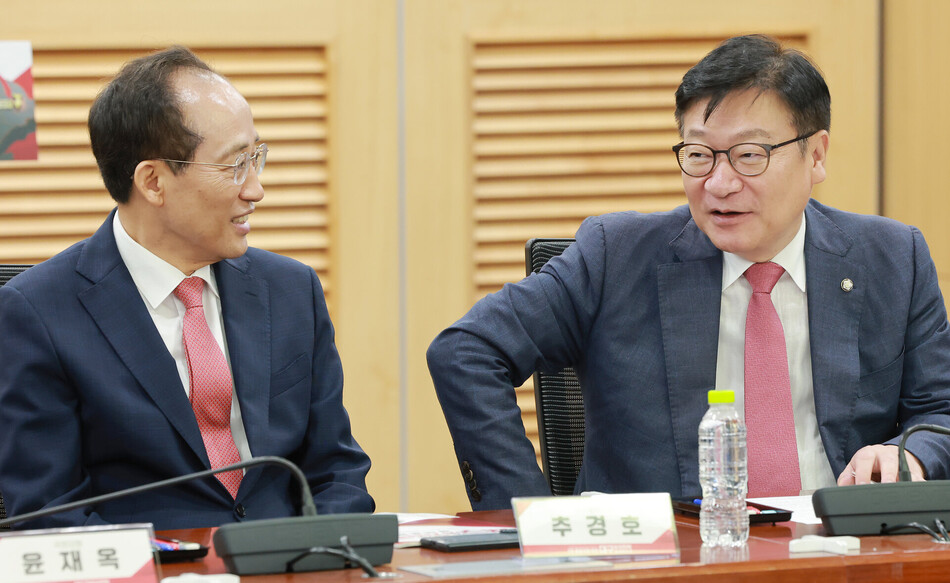 추경호 대구시장과 국민의힘 정점식 원내대표가 28일 국회 의원회관에서 대구를 지역구로 둔 국민의힘 의원들이 연 ‘2차 공공기관 이전 대구 유치전략 정책토론회’에 참석해 대화하고 있다. 사진=연합뉴스