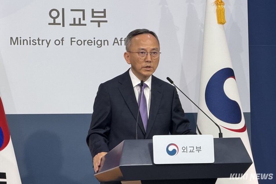 박일 외교부 대변인이 28일 서울 종로구 정부서울청사에서 열린 정례브리핑에서 기자의 질문에 답하고 있다. 유병민 기자